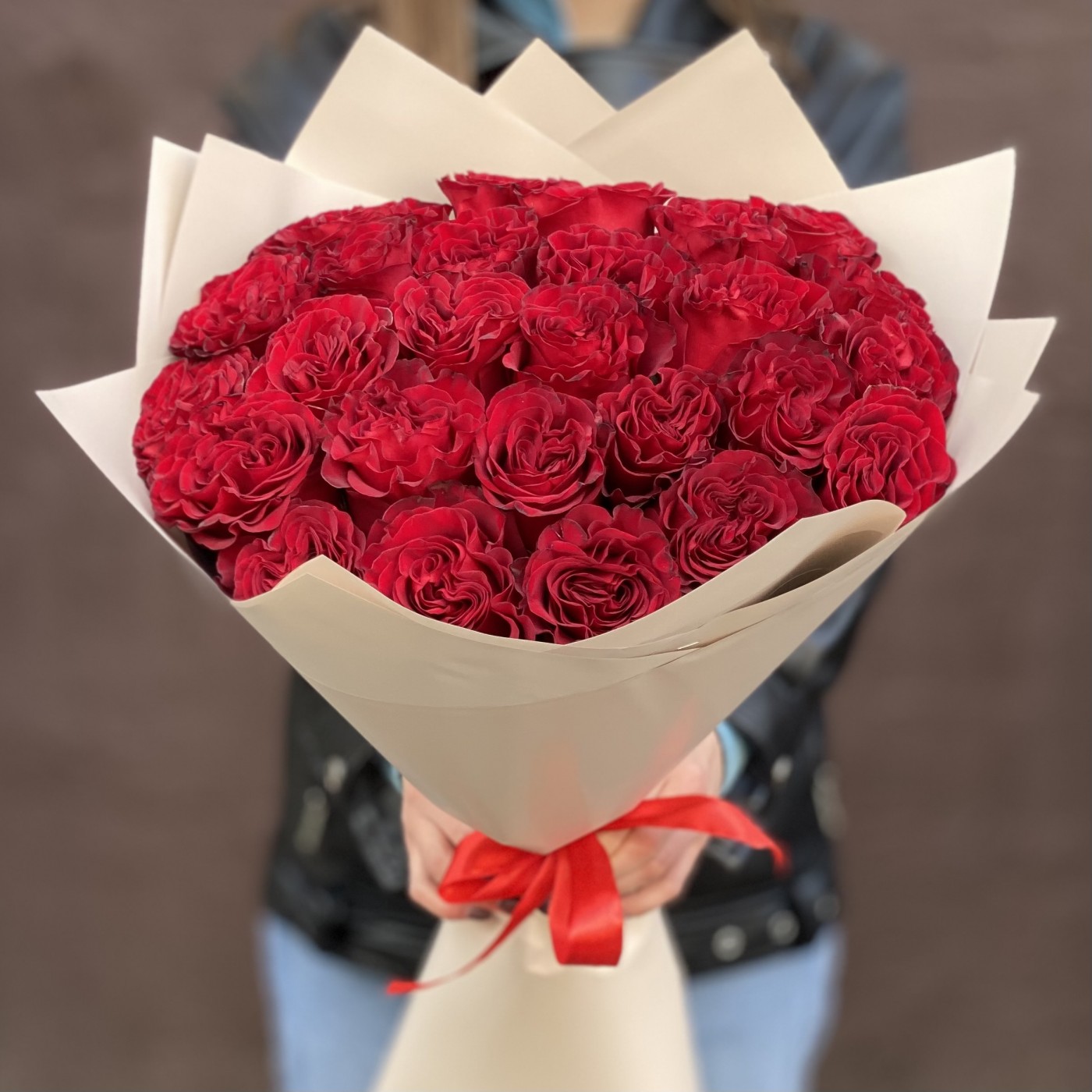 25 красных пионовидных роз Хартс